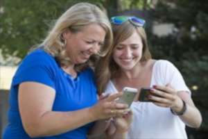 Подростки чувствуют себя ближе к родителям, когда общаются с ними в социальных сетях